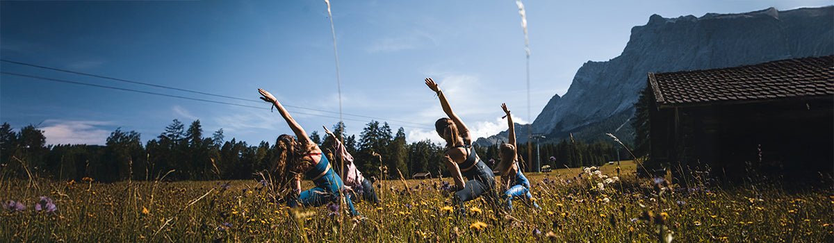 Frauen machen yoga