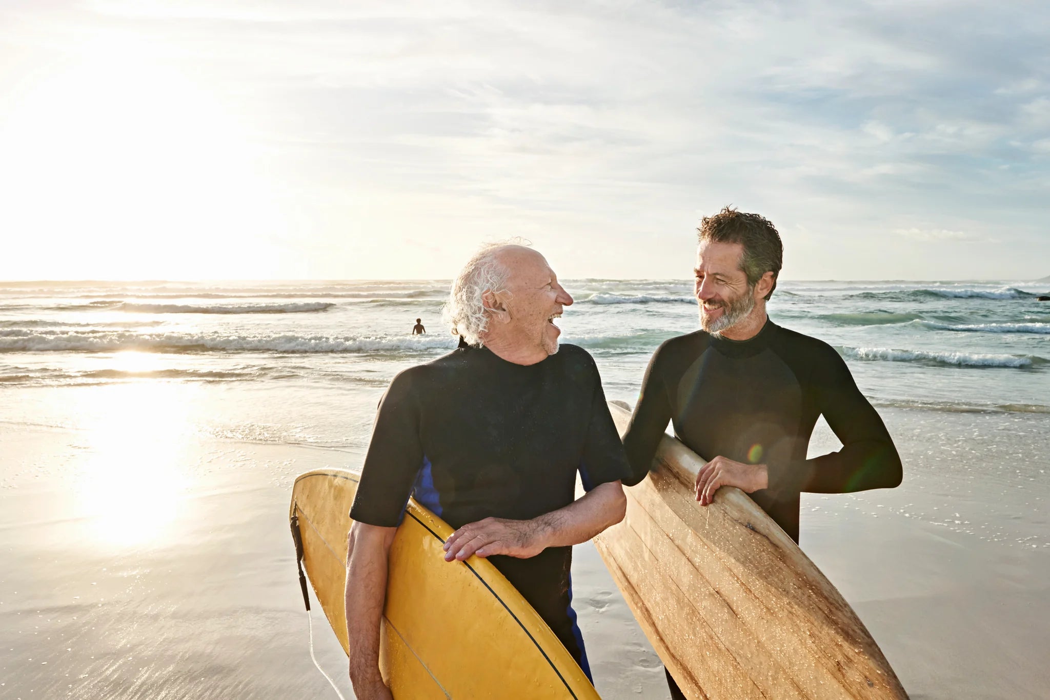 Zwei Männer am Strand mit Surfbretter