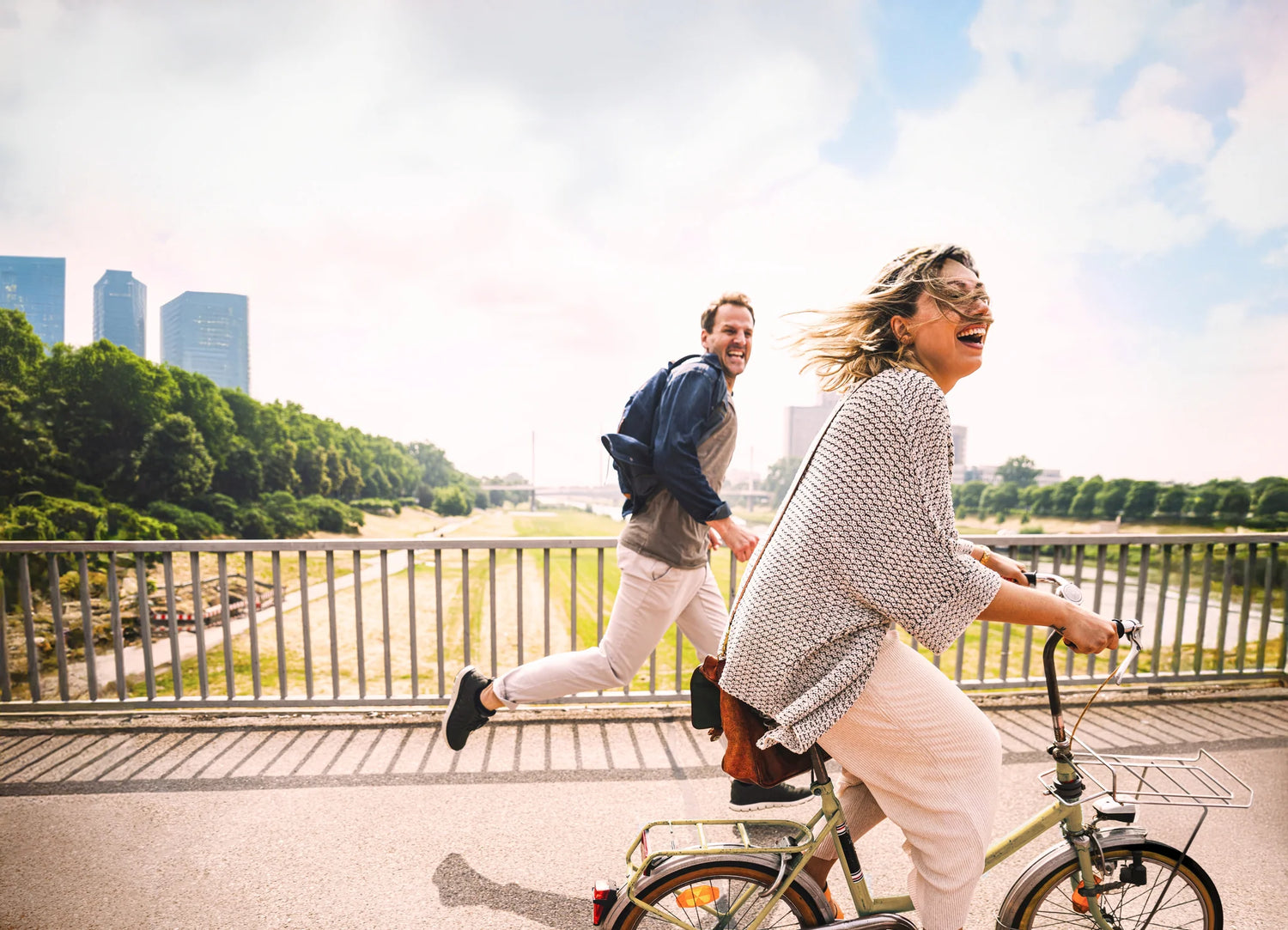 Aktives Paar mit Fahrrad und beim Laufen