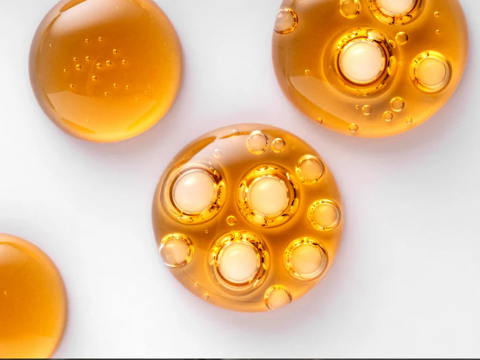 Goldgelbe Öltropfen mit Vitamin D3